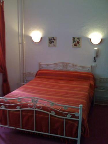 Отель Hotel Restaurant l'Oustal