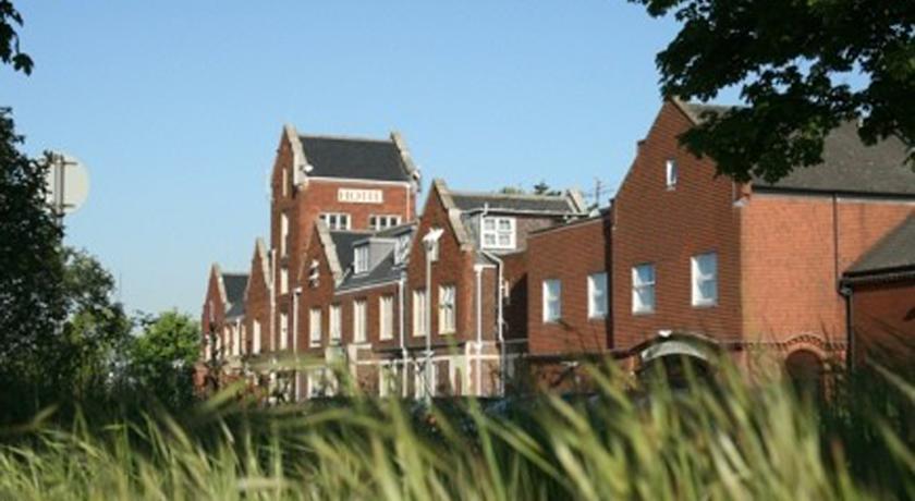 Отель Ramada Farnham