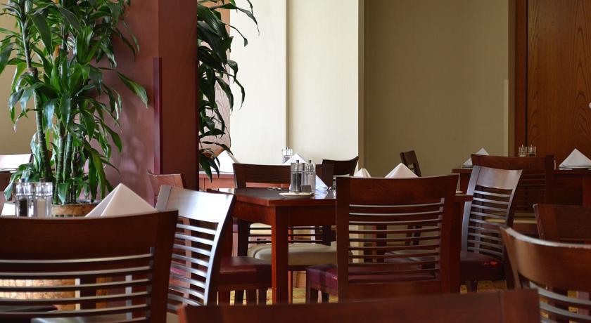 Отель Holiday Inn Northampton