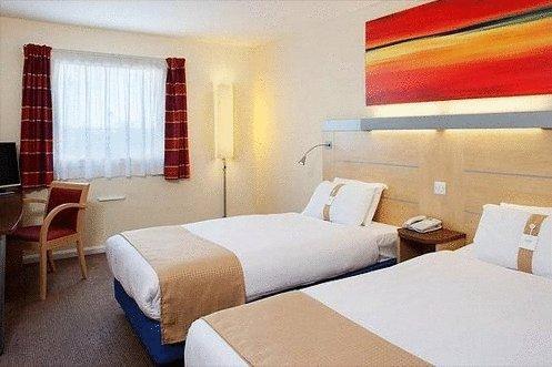 Отель Holiday Inn Express Cardiff Airport