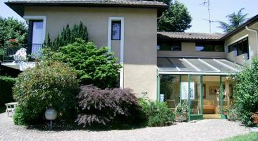 Отель Hôtel Studios Les Acacias
