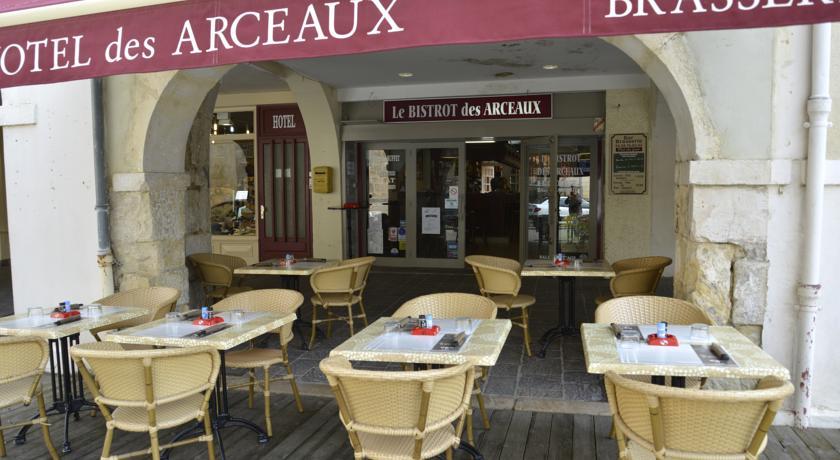 Отель Hotel Les Arceaux