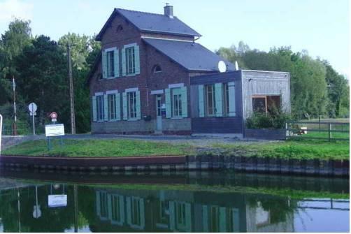 Отель Holiday Home Pont Tournant Vadencourt