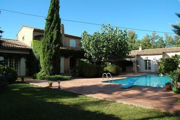 Апартаменты Holiday Home Au Charme Provencal Neoules