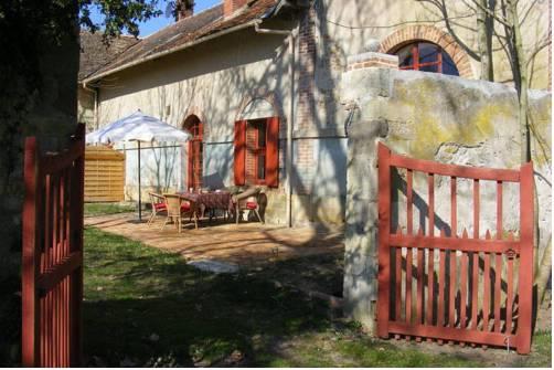 Отель Holiday Home La Fromagerie Au Chateau Neureux Lurcy Levis
