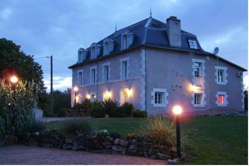 Апартаменты Holiday Home Renoir Saint Saud Lacoussiere