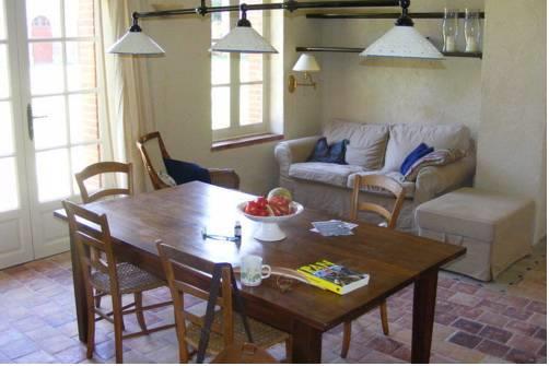 Апартаменты Holiday Home Maison D Ete Au Chateau Neureux Lurcy Levis