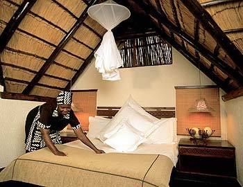 Отель Tshukudu Bush Lodge