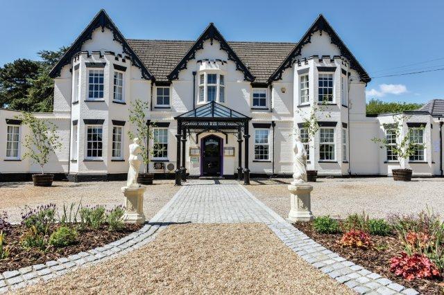 Отель The Carlton Manor