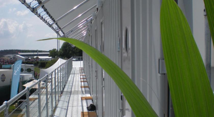 Отель Snoozebox Silverstone Hotel