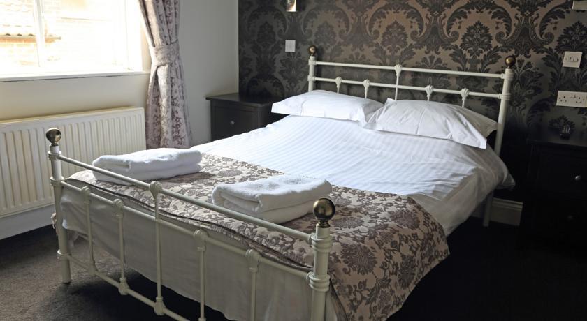 Отель The Castle Bar Hotel