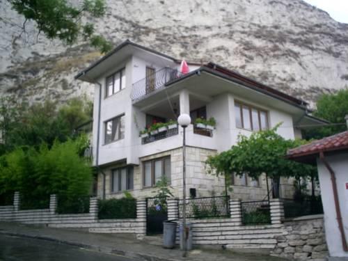 Vanina Guest House