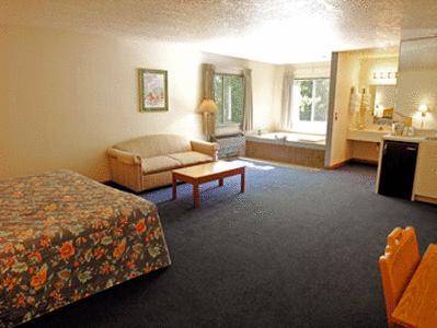 Отель Thunderbird Inn of Mackinaw City