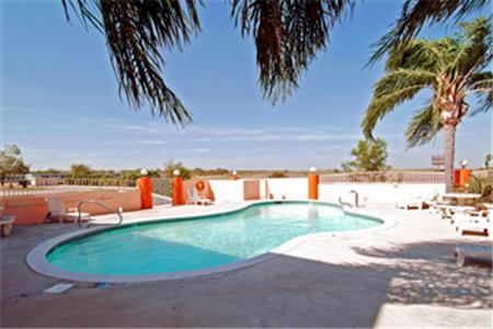 Отель Texas Inn and Suites Raymondville