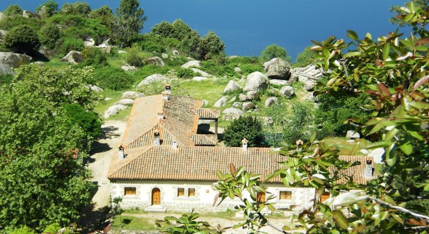 Отель Núcleo de Turismo Rural Valle de Iruelas