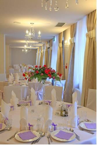 Отель Hotel Camelot