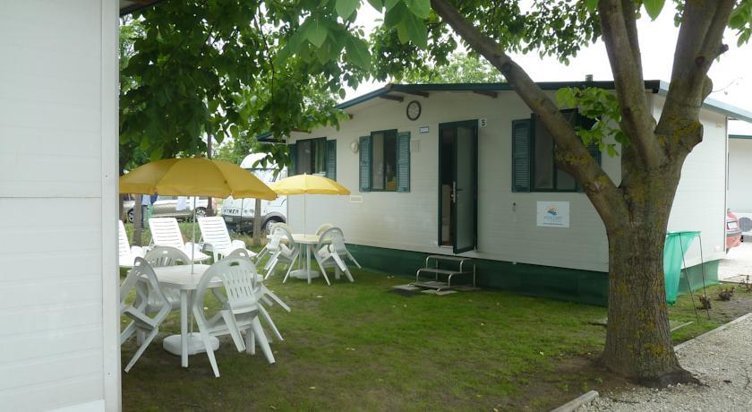 Отель Aqua Camp Mobilházak - Thermál Kemping Tiszakécske