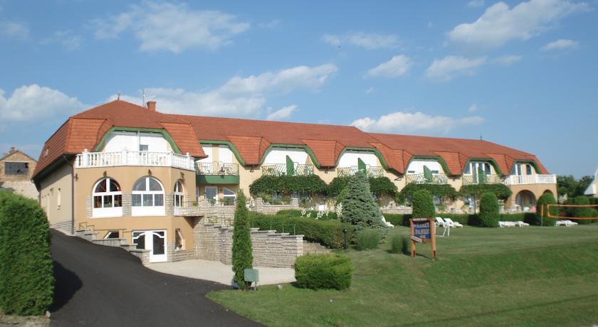 Отель Hotel Karát
