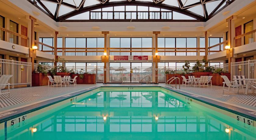Отель Crowne Plaza Pittsfield-Berkshires