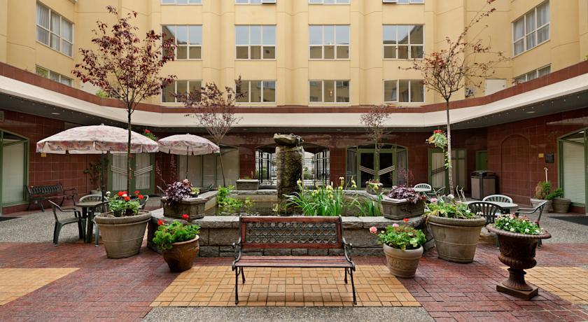 Отель Ramada Hotel Harrison Hot Springs