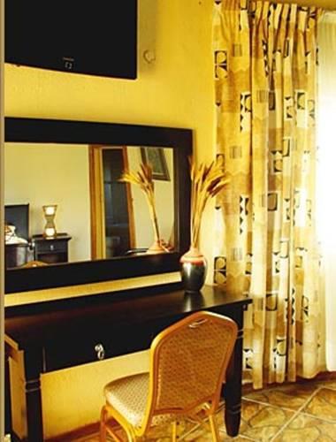 Отель Tiveka Game Lodge