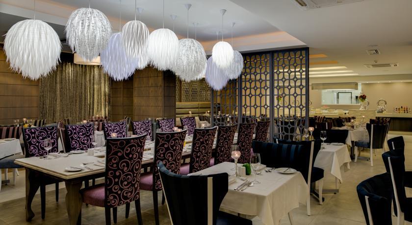 Отель Protea Hotel Manor