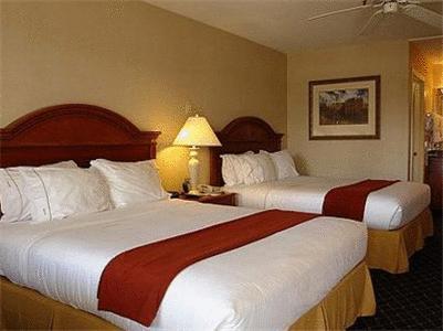 Отель Holiday Inn Express SANTA NELLA