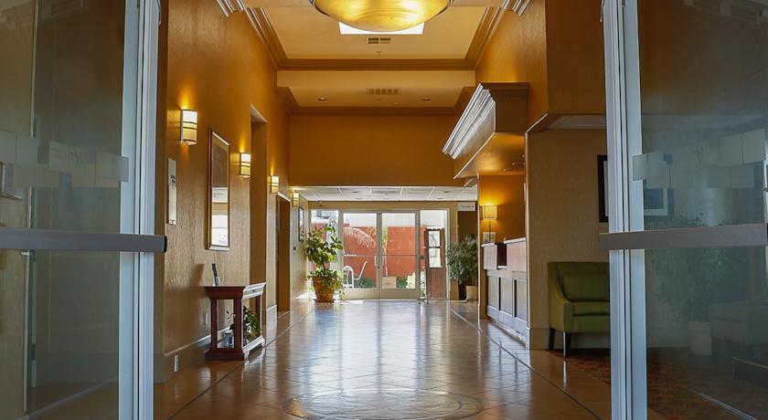 Отель Holiday Inn Express OAKDALE