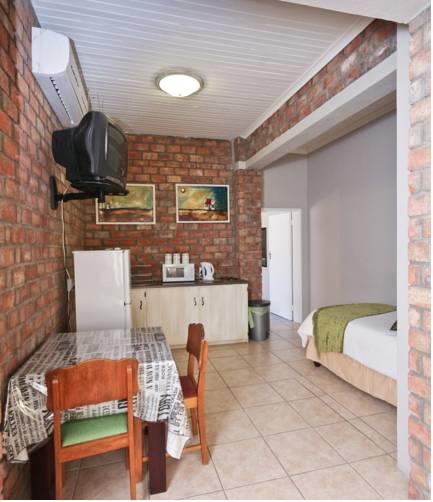 Апартаменты Oudtshoorn Overnight