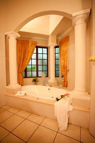 Отель Lone Creek River Lodge