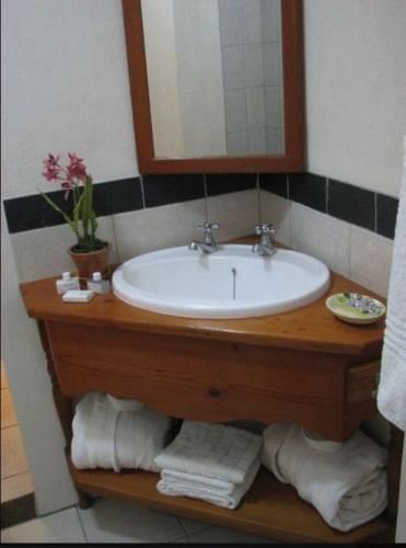 Отель Milkwood Country Cottage