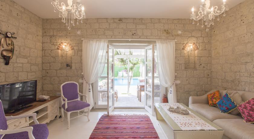Alaroof Hotel