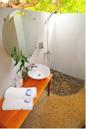 Отель Cashew Grove Beach Resort