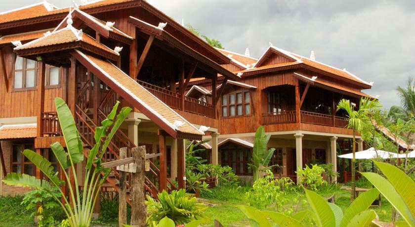 Отель Maisons Wat Kor