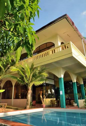Отель Kukuluku Beach Club