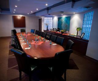 Отель Chateau Victoria Hotel & Suites