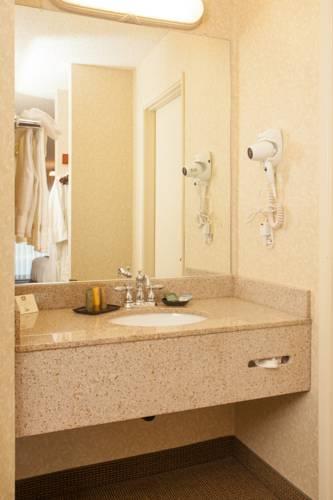 Отель Best Western Plus Rivershore Hotel