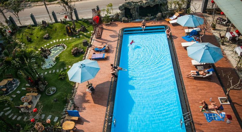 Grassland Hotel