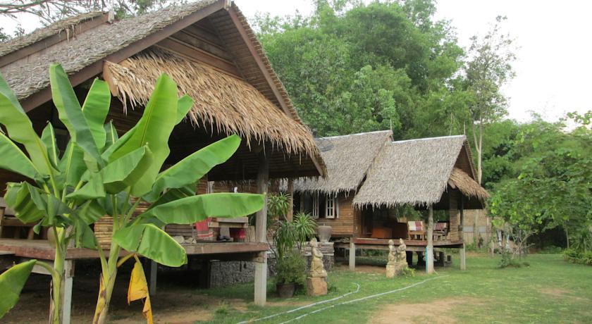 Отель Uncle Nai's Hut