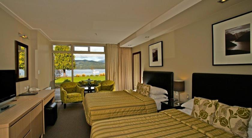 Отель Distinction Te Anau Hotel & Villas