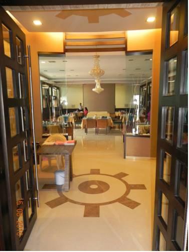 Отель Reeva Suites