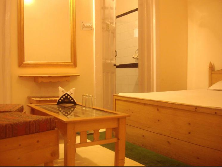 Отель The Royale Oaks Hotel
