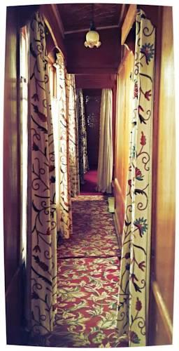 Отель Houseboat Lily of Nageen