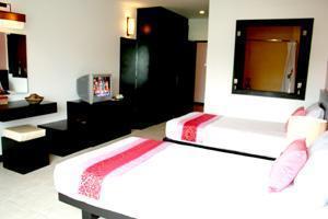 Отель Benyada Lodge (Surin beach)