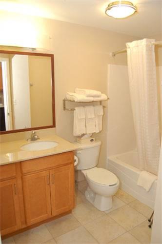 Отель Candlewood Suites Bowling Green