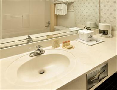 Отель Days Inn and Conference Center Tulsa