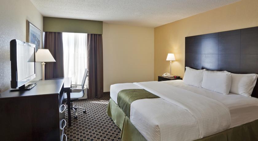 Отель Holiday Inn Express Hotel & Suites SALINA-I-70