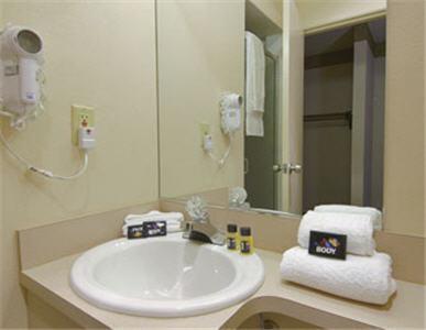 Отель Salem Travelodge