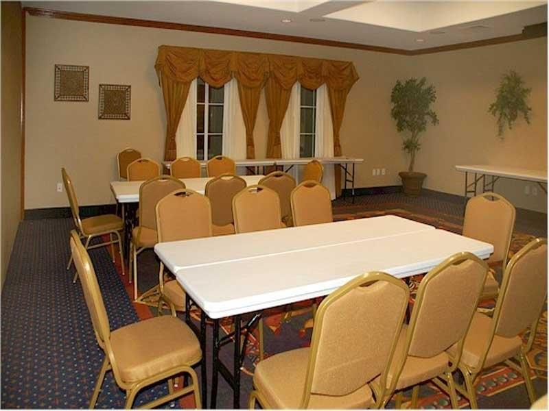 Отель La Quinta Inn And Suites Moore