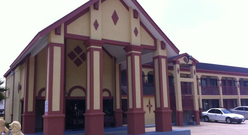 Отель TRAVELERS INN AND SUITES